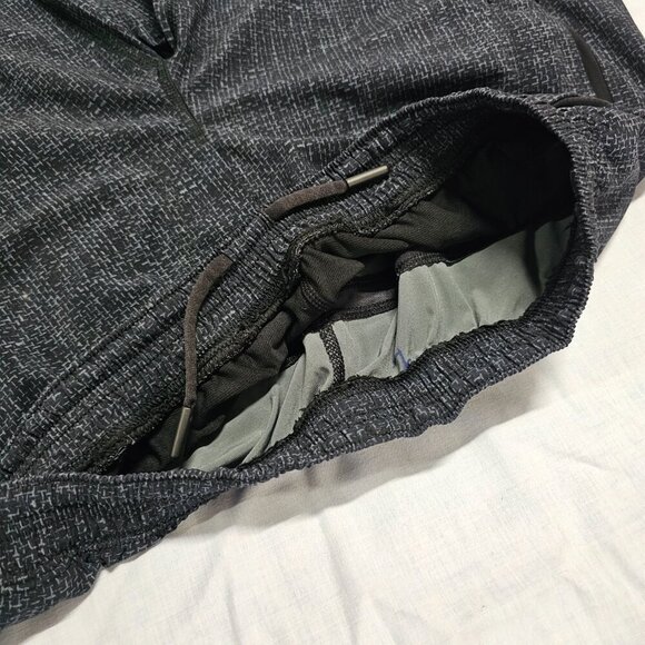 Lululemon Elastic Drawstring Waist Men Shorts Size M Black/Gray Unlined - Picture 14 of 15